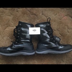 UGGS ADIRONDACK WOMENS BOOT “BLACK PATENT”